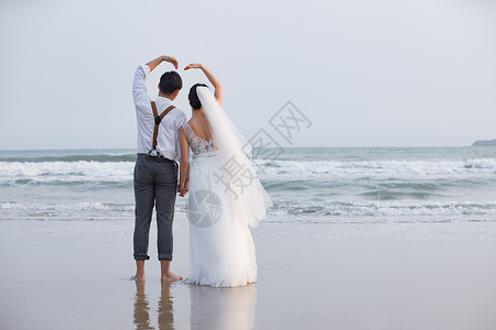 夏日海边青年情侣婚纱照高清图片