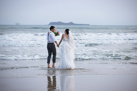 夏日海边青年情侣婚纱照图片