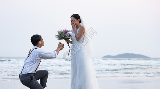 夏日海边青年情侣婚纱照背景