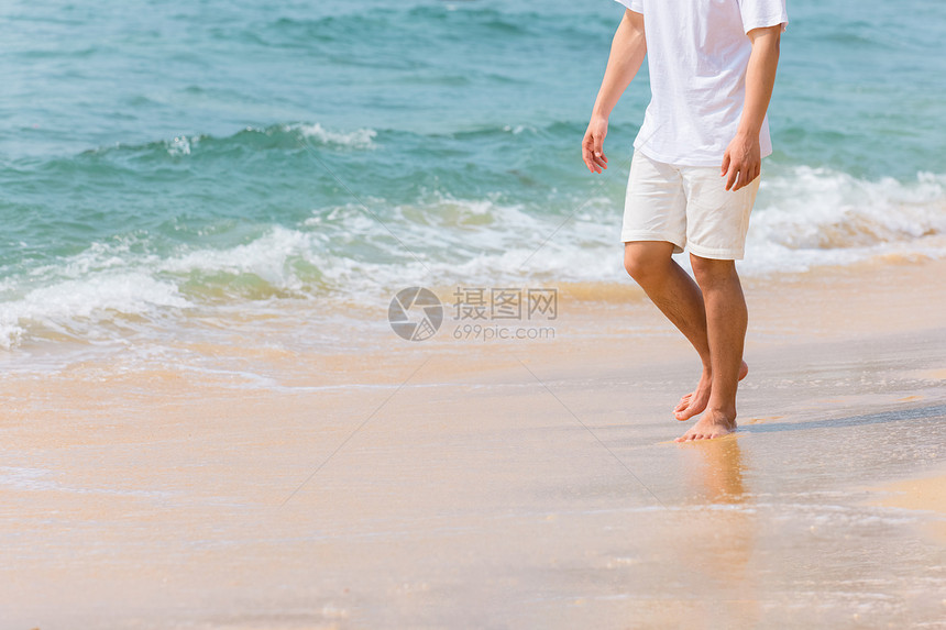 海边沙滩青年男性旅行散步特写图片