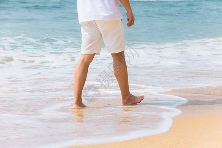 海边沙滩青年男性旅行特写图片