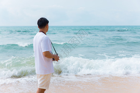 海边沙滩青年男性旅行散步看海背影图片