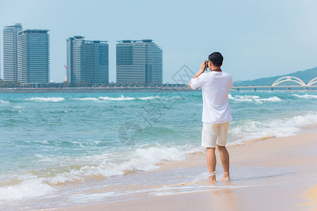 海边沙滩青年男性旅行散步背影图片