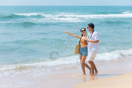 夏日情侣海边沙滩散步图片