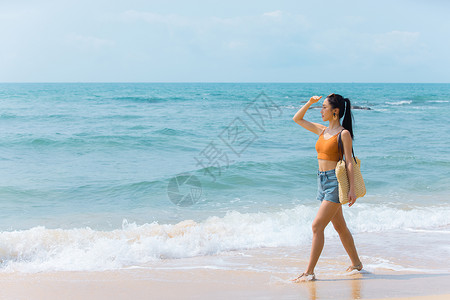 海边沙滩美女旅行散步看海图片