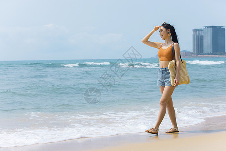 海边沙滩美女旅行散步看海高清图片
