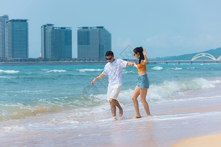 夏日情侣海边沙滩上嬉戏戏水图片