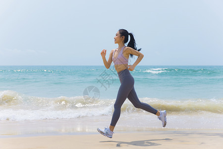 奔跑的美女夏日海边沙滩女性运动跑步背景