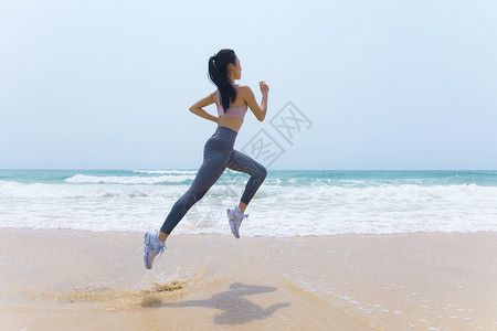 夏日海边沙滩女性运动跑步高清图片