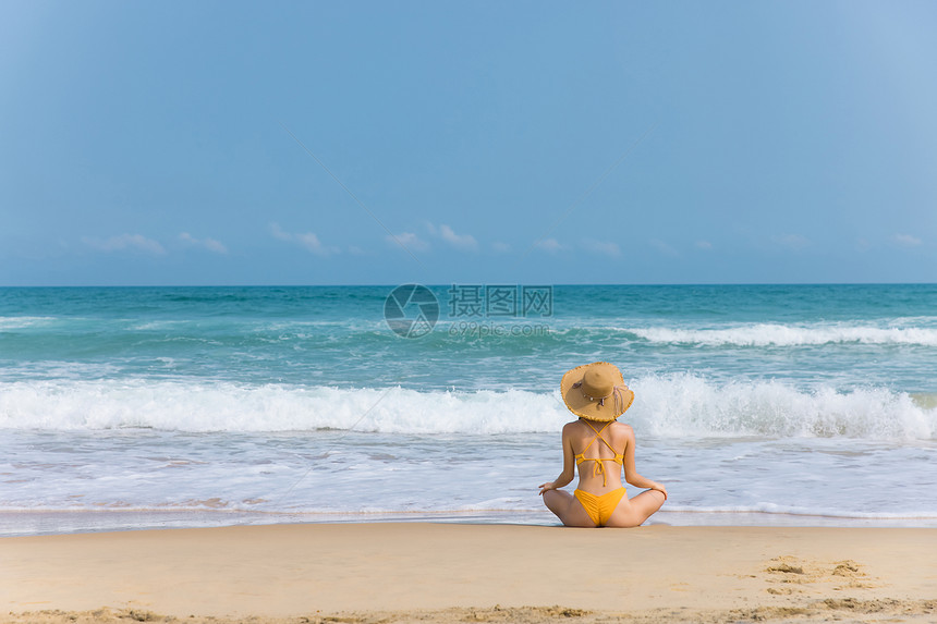 夏日海边沙滩上的比基尼美女背影图片