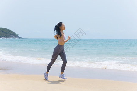 夏日海边沙滩女性运动跑步背景