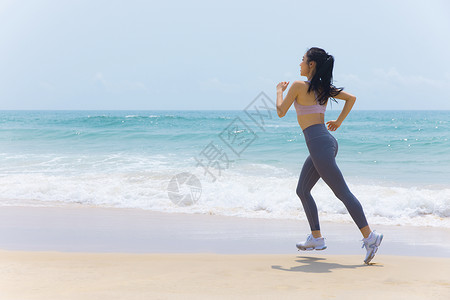 夏日海边沙滩女性运动跑步背景