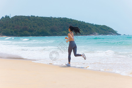 夏日海边沙滩女性运动跑步背景