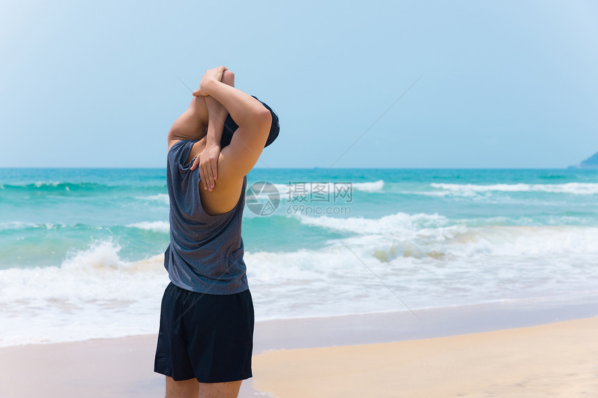 海边沙滩青年男性健身运动图片