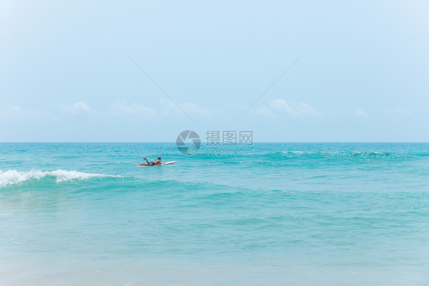 男性大海里冲浪图片