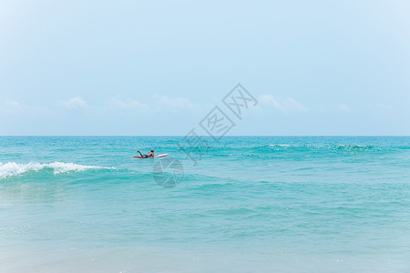 男性大海里冲浪背景