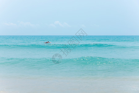 男性大海里冲浪背景