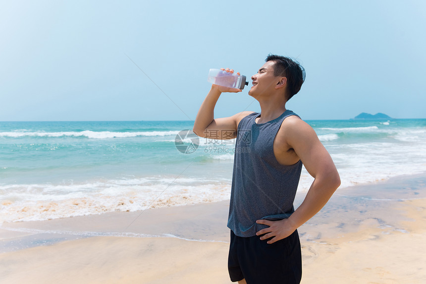 海边沙滩青年男性健身运动图片