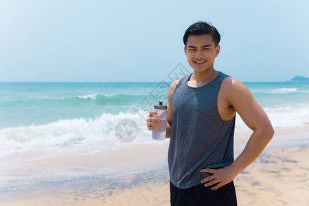 海边沙滩青年男性健身运动图片