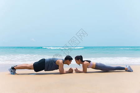 夏日情侣海边沙滩上健身运动图片
