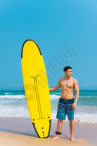冲浪男生海边沙滩裤青年男性拿冲浪板背景