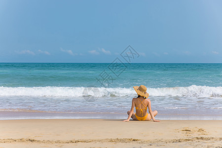 夏日海边沙滩上的比基尼美女背影图片