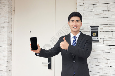 手机购房男性房地产销售人员展示手机背景