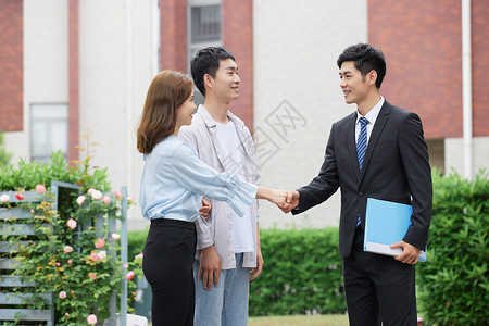 房地产中介向夫妻销售房产握手图片