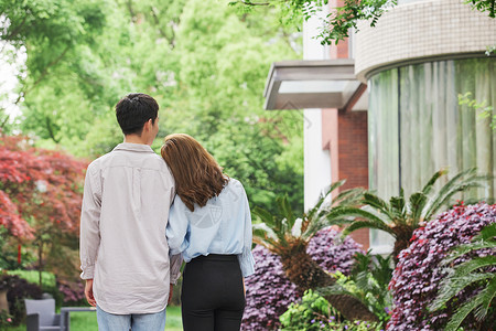 花园房新婚夫妻买房购房入住新家背影背景