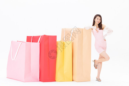 购物的年轻女性背景图片