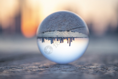 水晶球中倒映的城市黄昏背景图片