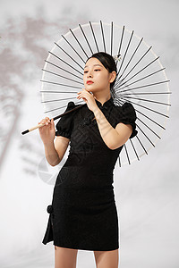 国潮旗袍美女举着伞图片