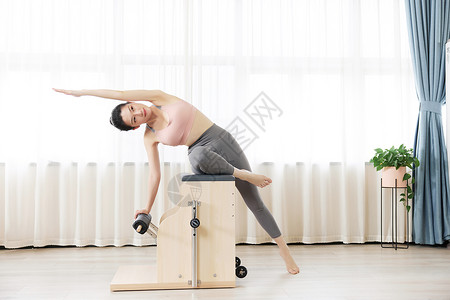 瑜伽女孩普拉提稳踏椅训练图片