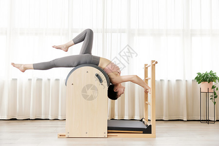 普拉提运动瑜伽女孩普拉提梯桶练习背景