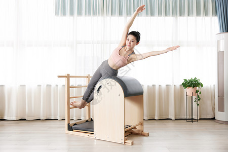 瑜伽美女做拉伸运动高清图片
