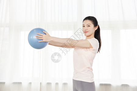 瑜伽美女使用瑜伽球运动图片