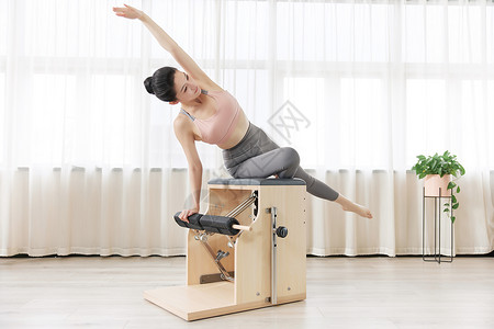 瑜伽锻炼女孩瑜伽女孩普拉提稳踏椅训练背景