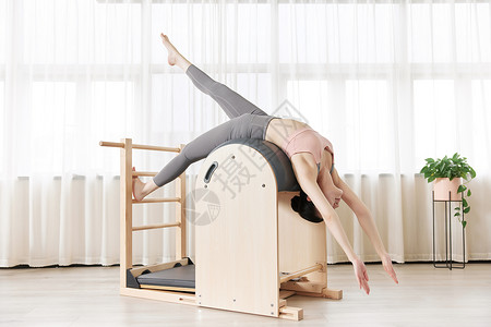 瑜伽女孩普拉提梯桶练习图片