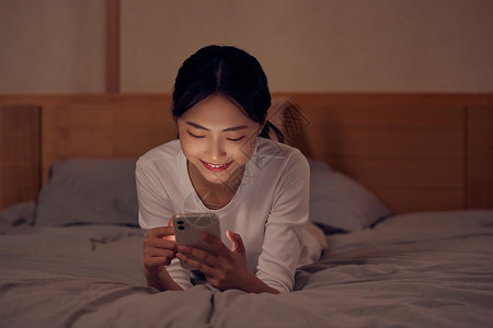 微信聊天界面青年女性深夜睡前躺床上玩手机背景