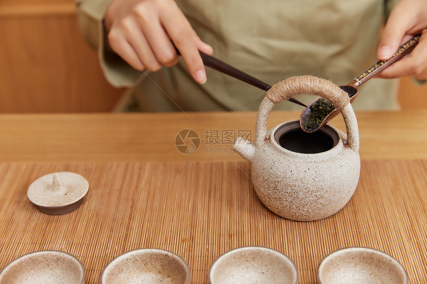 茶道茶艺美女倒茶叶特写图片