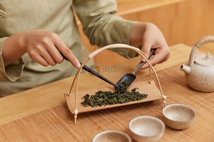 茶道茶艺美女盛筛茶叶特写图片