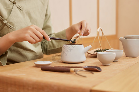 茶道茶艺美女倒茶叶特写图片