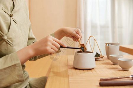 茶道茶艺美女倒茶叶特写高清图片