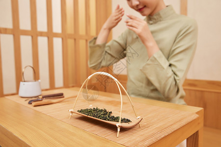 茶道茶艺美女沏茶闻茶香特写图片