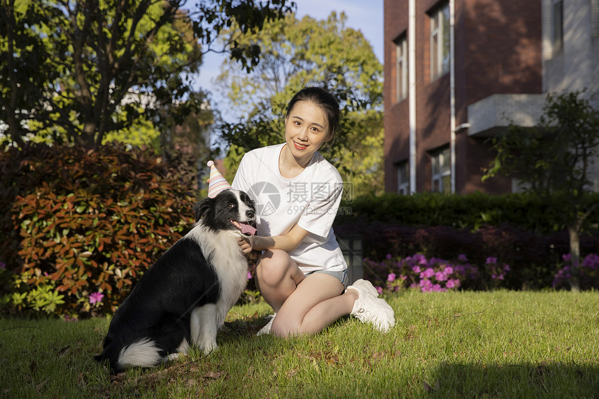 美女主人小区户外宠物生活图片