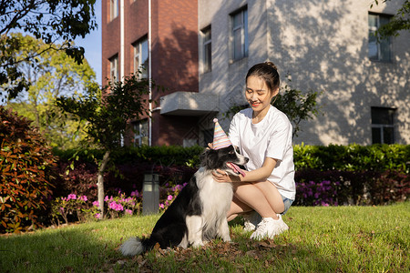 美女主人园区户外宠物生活高清图片