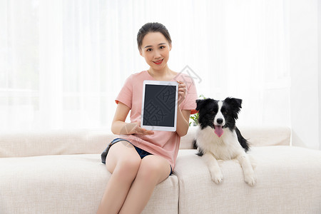 美女居家生活展示平板宠物狗狗陪伴图片