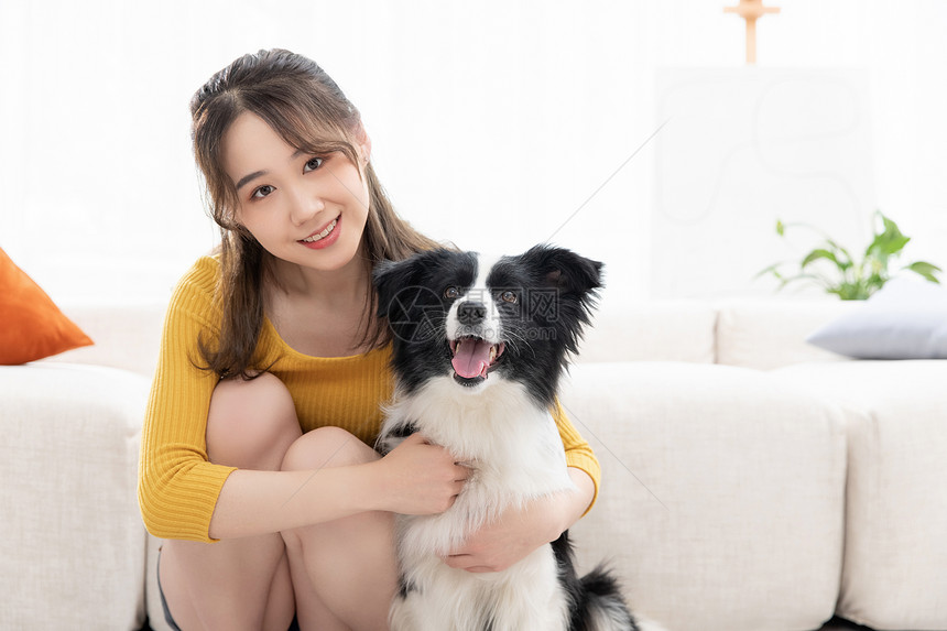 美女居家生活宠物狗狗陪伴图片