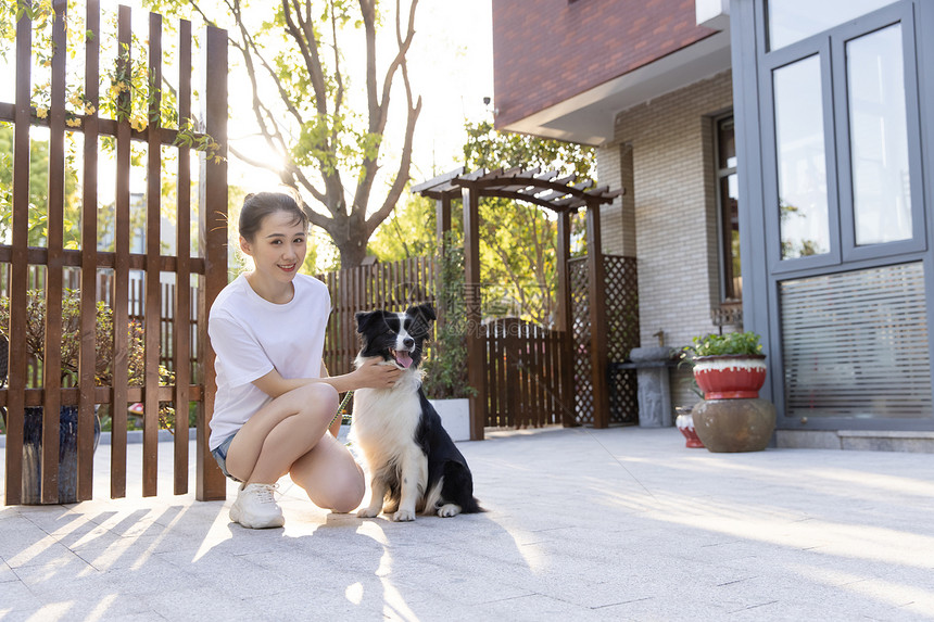 美女主人园区户外宠物生活图片