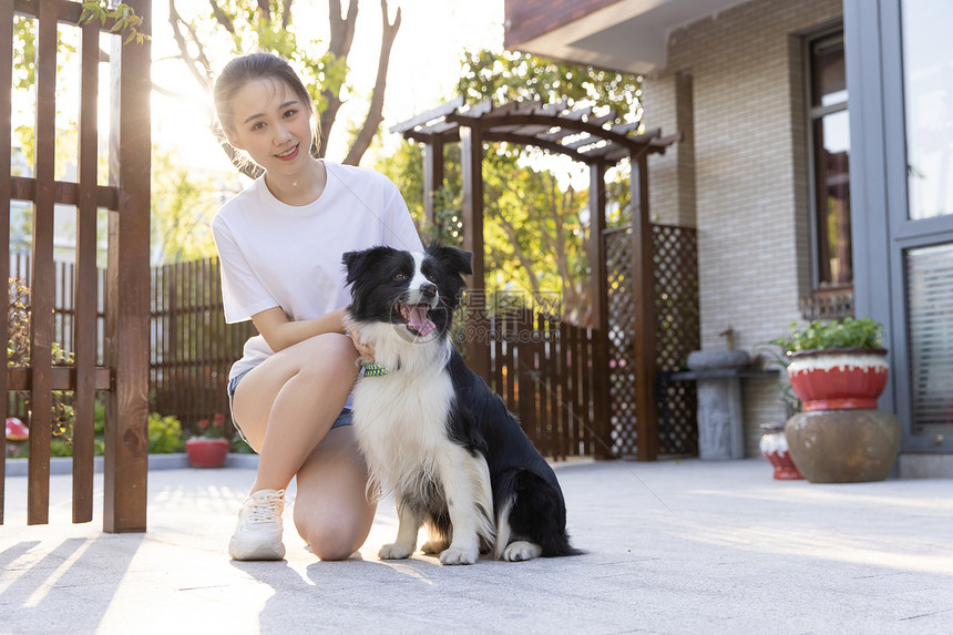 美女主人园区户外宠物生活图片